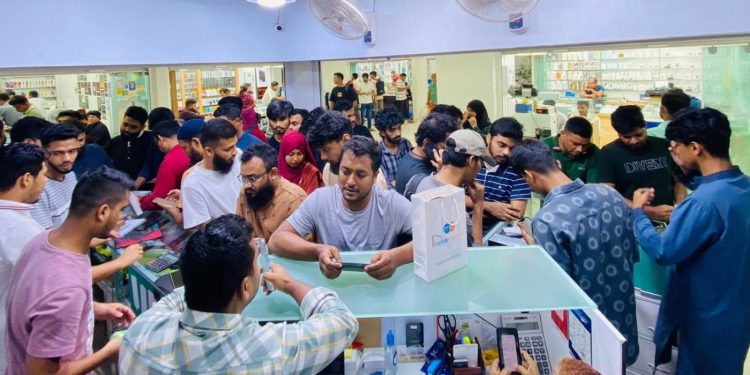 মোবাইল বাজ বিডিতে নিয়মিত ভীড়, শুক্রবার ও মঙ্গলবারে প্রযুক্তিপণ্যে বাড়তি আগ্রহ!