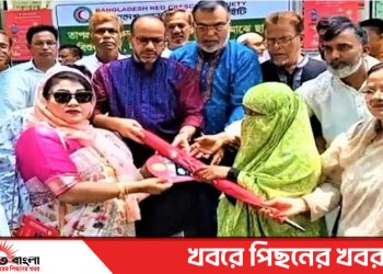 টাঙ্গাইলে রেড ক্রিসেন্ট সোসাইটির মাধ্যমে ছাতা ও মাস্ক বিতরণ