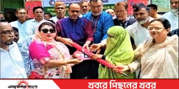 টাঙ্গাইলে রেড ক্রিসেন্ট সোসাইটির মাধ্যমে ছাতা ও মাস্ক বিতরণ