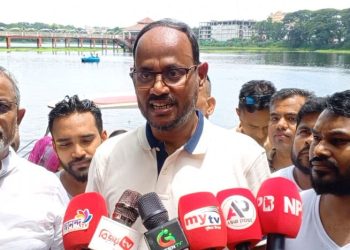 টাঙ্গাইল ডিসি লেকের ‘প্রাণ ফেরাতে’ কচুরিপানা পরিষ্কার করলেন প্রতিমন্ত্রী টুকু