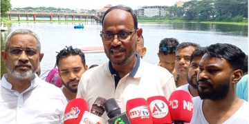 টাঙ্গাইল ডিসি লেকের ‘প্রাণ ফেরাতে’ কচুরিপানা পরিষ্কার করলেন প্রতিমন্ত্রী টুকু