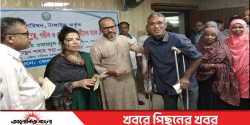 টাঙ্গাইলে জেলা পরিষদের উদ্যোগে অসহায় দুস্থ,গরীব ও মেধাবী শিক্ষার্থীদের প্রকল্পের চেক বিতরণ